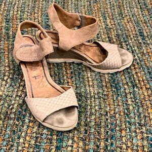 Women’s Suede Wedged Sandal, Size EU 39 Tan & Grey